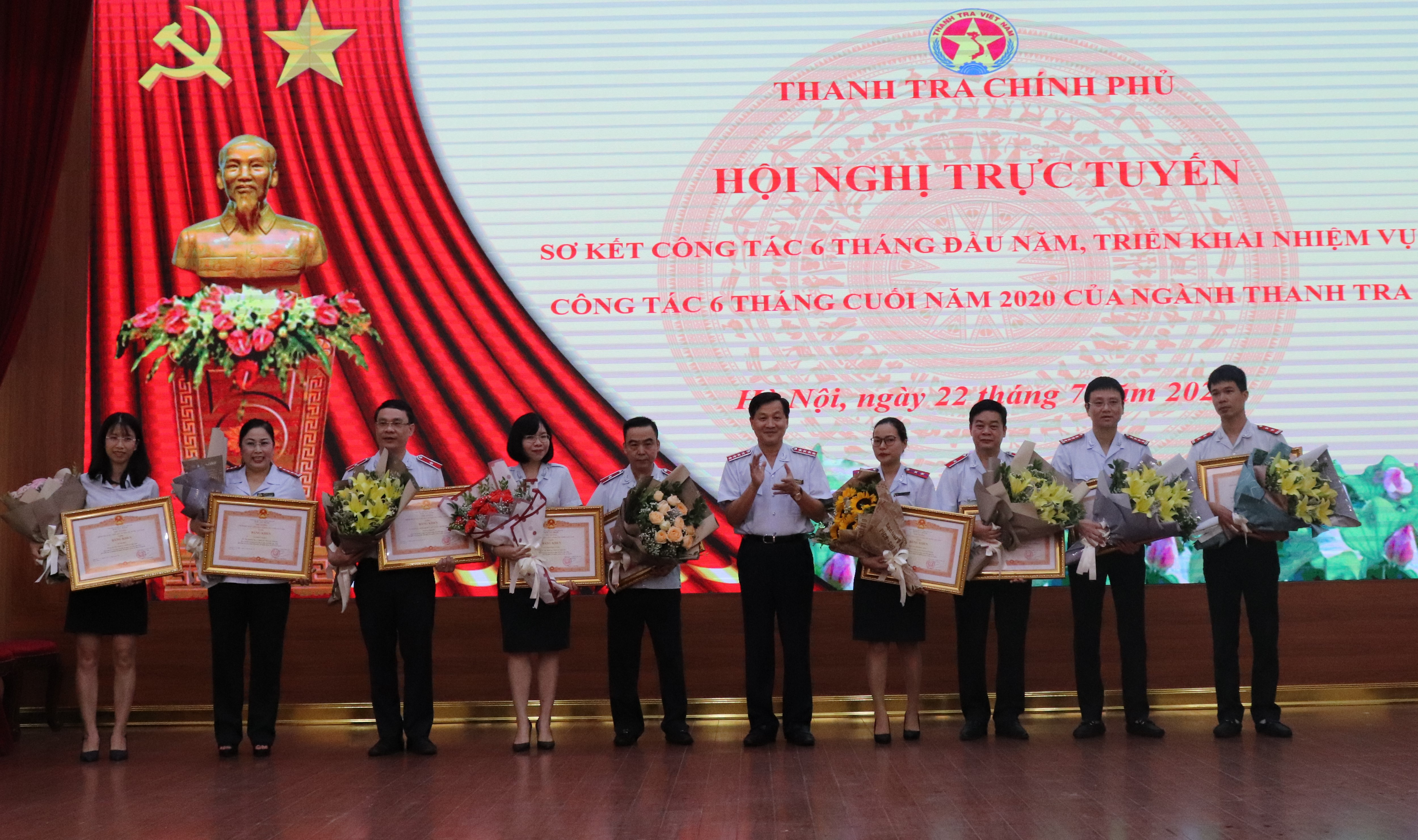 Tổng TTCP Lê Minh Khái tặng Bằng khen của Thủ tướng Chính phủ cho các tập thể, cá nhân thuộc TTCP. (Ảnh: Minh Nguyệt)